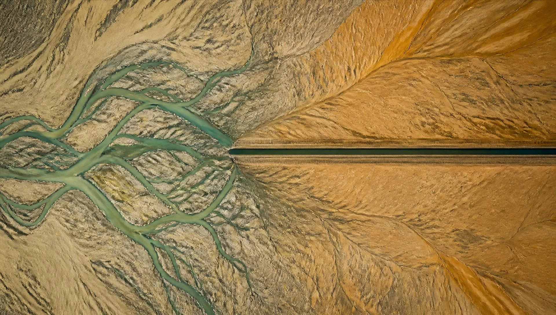 Braid meeting a straight line — branching water interrupted by one engineered cut